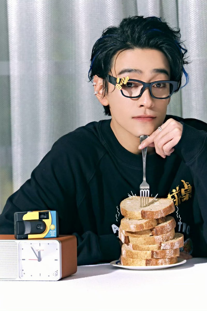 cdrama_update's tweet photo. #ZhengYunlong for film #ATableForTwo roadshow in Shanghai 

More - https://t.co/sZ7zXWDbWQ

#郑云龙 #拼桌 https://t.co/vs9ZBPX4Pv
