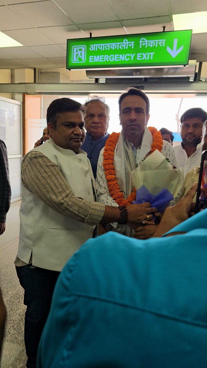 भारत सरकार के केंद्रीय मंत्री माननीय जयंत चौधरीजी का देवरिया की रैली से पहले गोरखपुर की धरती पर स्वागत है।
<a href="/jayantrld/">Jayant Singh</a> <a href="/RLDparty/">Rashtriya Lok Dal</a>