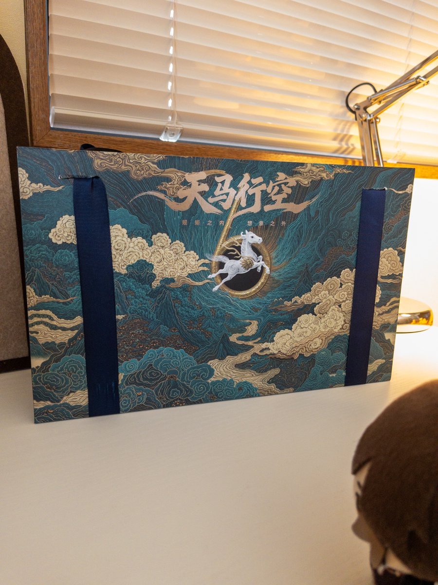 中身が謎すぎるギフト届いて興奮　開けるぞ