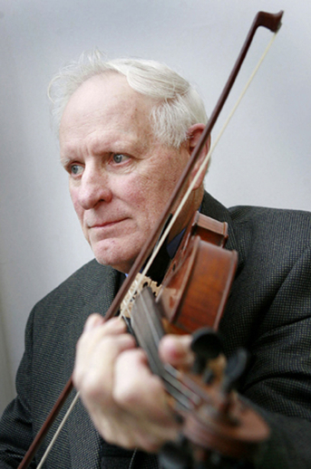 lorraineelizab6's tweet image. Paddy Cronin (6 July 1925 Ré Buí near #Gneeveguilla #Kerry-15 March 2014 #Tralee). Fiddler Sliabh Luachra/Sligo style! &amp;amp; interior decorator! 2007 Lifetime Achievement Award @TG4TV &amp;gt;6 decades! Lived in Boston 40 yrs then #Killarney🪦youtube.com/watch?v=rsZ9t6… youtube.com/watch?v=LUp57o…