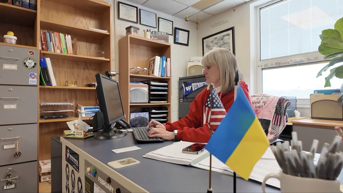 🇺🇸🇺🇦 One Ukrainian boy in America asked his classmates to write a few letters. What happened next surprised everyone.

Arsenii’s father is fighting in the Armed Forces of Ukraine.

Arsenii now lives in the United States with his mother. Like many children of Ukrainian soldiers,