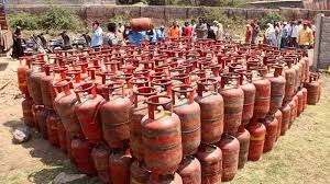 Cooking gas is not a luxury - it is a lifeline for every household. When this essential becomes unaffordable or uncertain, millions of kitchens go silent.
Who is playing with the people’s lifeline? The govt <a href="/PMOIndia/">PMO India</a> <a href="/MEAIndia/">Randhir Jaiswal</a> must answer.
#Gas #EssentialNeeds #Accountability 🔥