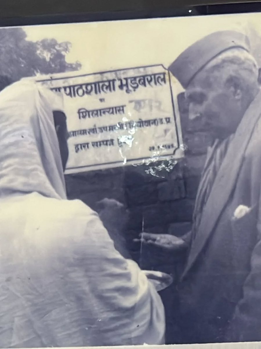 GurjarConnect's tweet photo. एक साधारण किसान का बेटा… जिसने अपने गाँव को दुनिया के नक्शे पर ला दिया।
जनपद मेरठ के छोटे से गाँव भूडबराल में सन् 1917 में एक साधारण गुर्जर किसान परिवार में जन्मे स्व. श्री रामचन्द्र वर्मा जी ने यह साबित कर दिया कि सच्चा नेतृत्व पद से नहीं, सेवा से पैदा होता है।
तीन भाइयों में सबसे छोटे और विषम परिस्थितियों के बावजूद उन्होंने शिक्षा प्राप्त की और प्राथमिक विद्यालय में शिक्षक के रूप में अपना जीवन शुरू किया। बाद में वे नवभारत इंटर कॉलेज, परतापुर (मेरठ) में कला विषय के अध्यापक बने।
लेकिन उनका सपना केवल पढ़ाने का नहीं था —
उनका सपना था अपने समाज और गाँव को आगे बढ़ाना।
उन्होंने अपनी बिरादरी और समाज के बच्चों को शिक्षा की ओर प्रेरित किया। धीरे-धीरे उनकी ईमानदारी, मेहनत और सेवा भावना ने पूरे गाँव का दिल जीत लिया।
गाँव वालों ने उन्हें सर्वसम्मति से ग्राम प्रधान बना दिया।
इसके बाद जो हुआ, वह उस समय के ग्रामीण भारत में किसी चमत्कार से कम नहीं था।
उनके नेतृत्व में भूडबराल गाँव में स्थापित हुए —
• भारतीय स्टेट बैंक
• डाकघर
• प्राथमिक स्वास्थ्य केंद्र
• कन्या पाठशाला
• प्राइमरी स्कूल
• जूनियर हाईस्कूल
इतना ही नहीं, उन्होंने गाँव के मुख्य मार्ग पर स्ट्रीट लाइट लगवाई और रास्ते के दोनों ओर सार्वजनिक शौचालय बनवाए — जो उस समय के ग्रामीण भारत में लगभग असंभव माने जाते थे।
धीरे-धीरे भूडबराल एक आदर्श गाँव बन गया।
फिर एक दिन इतिहास बना…
भारत भ्रमण पर आए फिनलैंड के प्रधानमंत्री कार्ल-आगस्ट फागेरहोम ने इच्छा जताई कि वे भारत का कोई आदर्श गाँव देखना चाहते हैं।
तत्कालीन प्रधानमंत्री ने बैठक बुलाई।
सांसद श्री रामचन्द्र विकल ने सुझाव दिया —
“भूडबराल गाँव दिखाइए।”
अगले ही दिन विदेशी प्रतिनिधिमंडल गाँव पहुँचा।
गाँव की स्वच्छता, व्यवस्था, शिक्षा और विकास देखकर वे इतने प्रभावित हुए कि दिल्ली लौटकर उन्होंने भारत के प्रधानमंत्री और राष्ट्रपति से इसकी विशेष प्रशंसा की।
इसके बाद भारत के राष्ट्रपति द्वारा श्री रामचन्द्र वर्मा जी को विशेष प्रशस्ति-पत्र देकर सम्मानित किया गया।
फिनलैंड लौटकर प्रधानमंत्री फागेरहोम ने अपने देश में इस गाँव की कहानी सुनाई —
कि भारत के गाँव केवल पिछड़े नहीं, बल्कि दुनिया के लिए प्रेरणा बन सकते हैं।
एक साधारण किसान परिवार का बेटा
एक शिक्षक
और फिर एक ग्राम प्रधान…
जिसने अपने गाँव को विश्व स्तर की पहचान दिला दी।
ऐसे महान ग्रामनायक स्व. श्री रामचन्द्र वर्मा जी को विनम्र श्रद्धांजलि। 🙏
@isomendratomar #गुर्जर_गौरव 💐
#रामचंद्र_वर्मा_गुर्जर #आदर्श_गांव_भूडबराल