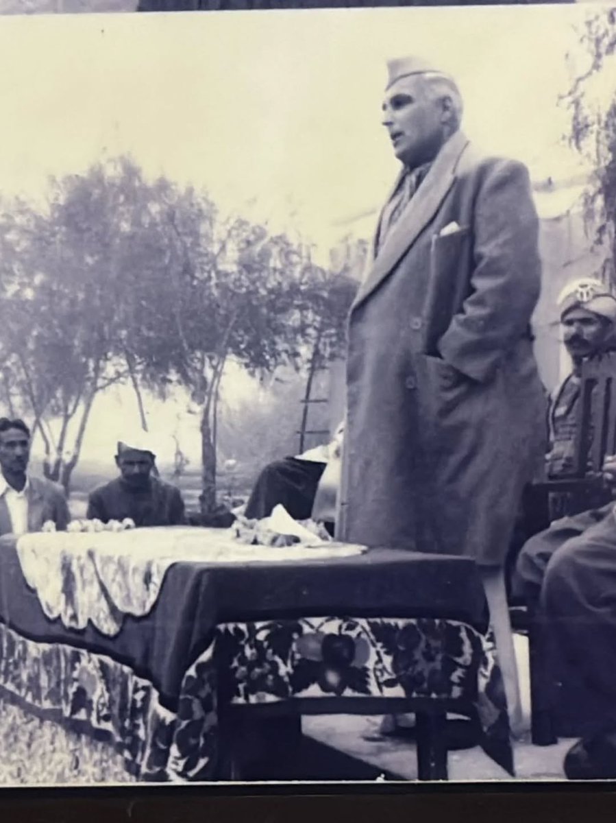GurjarConnect's tweet photo. एक साधारण किसान का बेटा… जिसने अपने गाँव को दुनिया के नक्शे पर ला दिया।
जनपद मेरठ के छोटे से गाँव भूडबराल में सन् 1917 में एक साधारण गुर्जर किसान परिवार में जन्मे स्व. श्री रामचन्द्र वर्मा जी ने यह साबित कर दिया कि सच्चा नेतृत्व पद से नहीं, सेवा से पैदा होता है।
तीन भाइयों में सबसे छोटे और विषम परिस्थितियों के बावजूद उन्होंने शिक्षा प्राप्त की और प्राथमिक विद्यालय में शिक्षक के रूप में अपना जीवन शुरू किया। बाद में वे नवभारत इंटर कॉलेज, परतापुर (मेरठ) में कला विषय के अध्यापक बने।
लेकिन उनका सपना केवल पढ़ाने का नहीं था —
उनका सपना था अपने समाज और गाँव को आगे बढ़ाना।
उन्होंने अपनी बिरादरी और समाज के बच्चों को शिक्षा की ओर प्रेरित किया। धीरे-धीरे उनकी ईमानदारी, मेहनत और सेवा भावना ने पूरे गाँव का दिल जीत लिया।
गाँव वालों ने उन्हें सर्वसम्मति से ग्राम प्रधान बना दिया।
इसके बाद जो हुआ, वह उस समय के ग्रामीण भारत में किसी चमत्कार से कम नहीं था।
उनके नेतृत्व में भूडबराल गाँव में स्थापित हुए —
• भारतीय स्टेट बैंक
• डाकघर
• प्राथमिक स्वास्थ्य केंद्र
• कन्या पाठशाला
• प्राइमरी स्कूल
• जूनियर हाईस्कूल
इतना ही नहीं, उन्होंने गाँव के मुख्य मार्ग पर स्ट्रीट लाइट लगवाई और रास्ते के दोनों ओर सार्वजनिक शौचालय बनवाए — जो उस समय के ग्रामीण भारत में लगभग असंभव माने जाते थे।
धीरे-धीरे भूडबराल एक आदर्श गाँव बन गया।
फिर एक दिन इतिहास बना…
भारत भ्रमण पर आए फिनलैंड के प्रधानमंत्री कार्ल-आगस्ट फागेरहोम ने इच्छा जताई कि वे भारत का कोई आदर्श गाँव देखना चाहते हैं।
तत्कालीन प्रधानमंत्री ने बैठक बुलाई।
सांसद श्री रामचन्द्र विकल ने सुझाव दिया —
“भूडबराल गाँव दिखाइए।”
अगले ही दिन विदेशी प्रतिनिधिमंडल गाँव पहुँचा।
गाँव की स्वच्छता, व्यवस्था, शिक्षा और विकास देखकर वे इतने प्रभावित हुए कि दिल्ली लौटकर उन्होंने भारत के प्रधानमंत्री और राष्ट्रपति से इसकी विशेष प्रशंसा की।
इसके बाद भारत के राष्ट्रपति द्वारा श्री रामचन्द्र वर्मा जी को विशेष प्रशस्ति-पत्र देकर सम्मानित किया गया।
फिनलैंड लौटकर प्रधानमंत्री फागेरहोम ने अपने देश में इस गाँव की कहानी सुनाई —
कि भारत के गाँव केवल पिछड़े नहीं, बल्कि दुनिया के लिए प्रेरणा बन सकते हैं।
एक साधारण किसान परिवार का बेटा
एक शिक्षक
और फिर एक ग्राम प्रधान…
जिसने अपने गाँव को विश्व स्तर की पहचान दिला दी।
ऐसे महान ग्रामनायक स्व. श्री रामचन्द्र वर्मा जी को विनम्र श्रद्धांजलि। 🙏
@isomendratomar #गुर्जर_गौरव 💐
#रामचंद्र_वर्मा_गुर्जर #आदर्श_गांव_भूडबराल