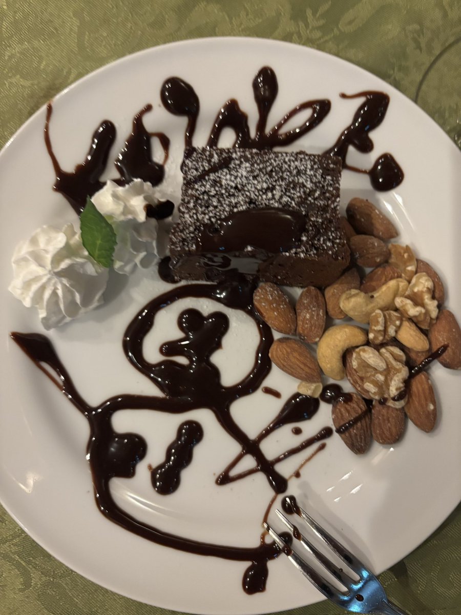 koyuki15's tweet photo. 3/14 yoyo's cafe🌱☕️

ガトーショコラ
white day プレート🍫 ✨️
オーダーは ゆきだるま⛄
うんうん♪
鼻は人参🥕
葉介画伯、頑張った！！笑😁
ありがとーー♡

 #yoyoscafe https://t.co/ls9SXXzyFl