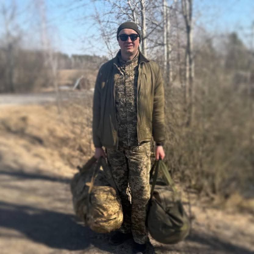 мамина квіточка"пішла до війська"!довго ж ти збирався...і цікаво що нарешті стало переломним моментом?коментарі настільки "вилизані",що ніби він воює ще із корейської війни.вдячності від суспільства немає меж.риганіна🤮