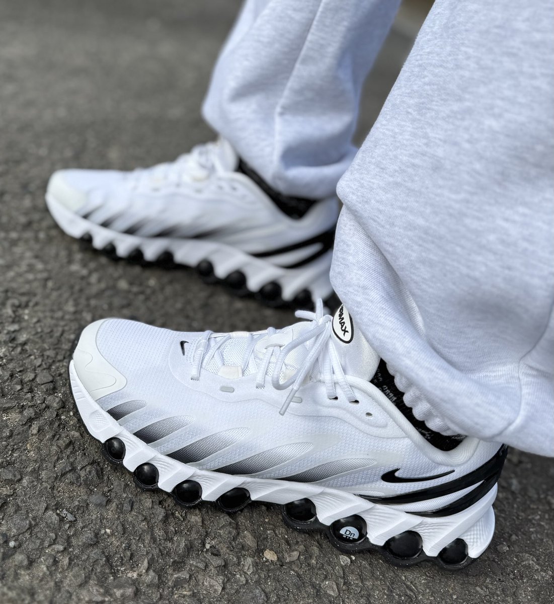 x48MXFUH8KPWZdQ's tweet photo. 嫁さんに拉致されたので出掛けます。
#NIKE
#dn8
#エアマックス https://t.co/4GmT6KzzOs