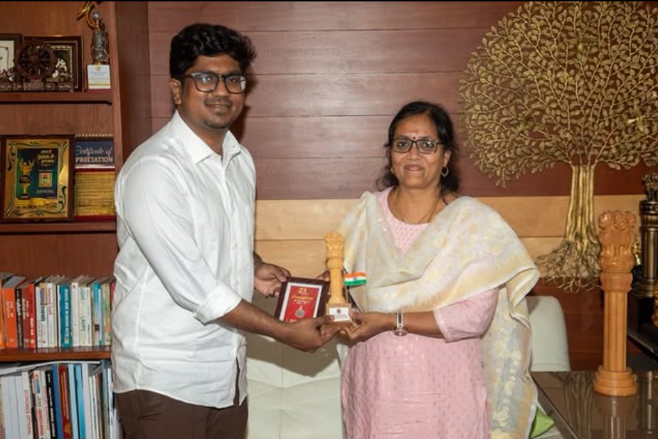 We are thrilled to congratulate our GS PCM Student Dr. A. R. Rajah Mohaideen for his phenomenal achievement in the UPSC CSE 2025, securing All India Rank 7 and Tamil Nadu Rank 2.

He was felicitated by our Director, Dr. Vaishnavi S D

#upscresults