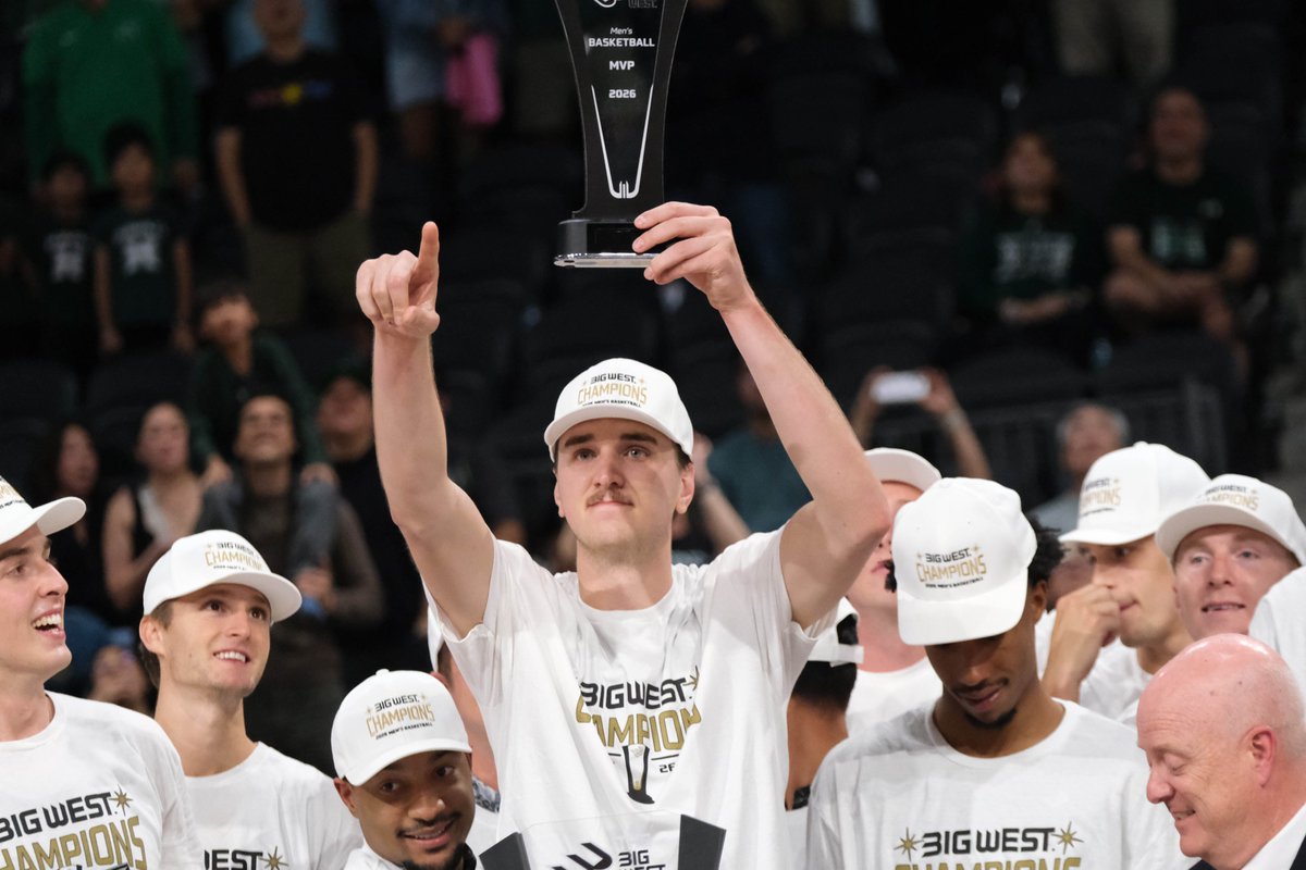 WarriorInsider's tweet photo. @HawaiiMBB  senior center Isaac "Big Fish" Johnson averaged 20.5 points, 6.0 rebounds and 2.5 assists per game at @BigWestSports Championship Tournament, and was named the Most Valuable Player of the tournament.

📷 courtesy Brandon Flores / https://t.co/LmGhO0KV5S https://t.co/KwDNNEJfUa