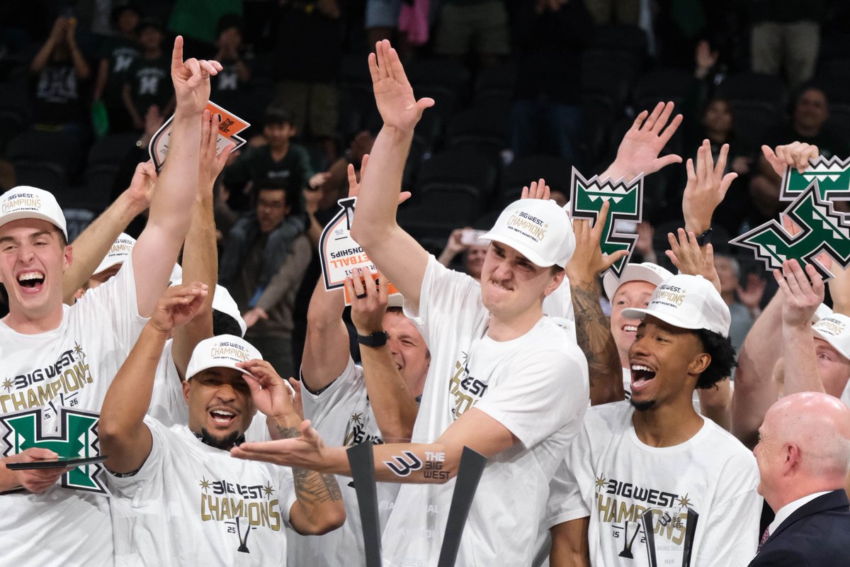 WarriorInsider's tweet photo. @HawaiiMBB  senior center Isaac "Big Fish" Johnson averaged 20.5 points, 6.0 rebounds and 2.5 assists per game at @BigWestSports Championship Tournament, and was named the Most Valuable Player of the tournament.

📷 courtesy Brandon Flores / https://t.co/LmGhO0KV5S https://t.co/KwDNNEJfUa