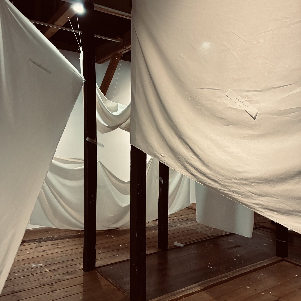 acousticfield's tweet photo. サウンドインスタレーション『Fushi Sano Solo Exhibition "Before Listening"』を体験しに横浜へ

音を出すプロセスでなく、聴くプロセスに着目し「聴くことの手前」をコンポジションする作品
それが空間音響作品に仕上がっているところが面白い

隣り合う作品の音の干渉もそれぞれの作品で活かされている

トランペットのマウスピース側にイヤーピースを取り付け吹く楽器を聴く楽器に変えて
それがどう空間的なのかは実際にトランペットを耳にぶっ刺してピストンを押せば分かります

他、ノイズキャンセリングをコントロールすることで空間を生み出す作品など

17日まで
https://t.co/DqtzZJE7L3