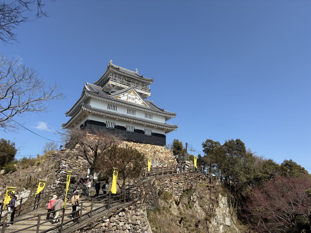 mojo_caprice's tweet photo. 岐阜城へ大手道から登ってきた！
登る人が多くてビックリ、人気の山なのね https://t.co/mWKeRb7LJf