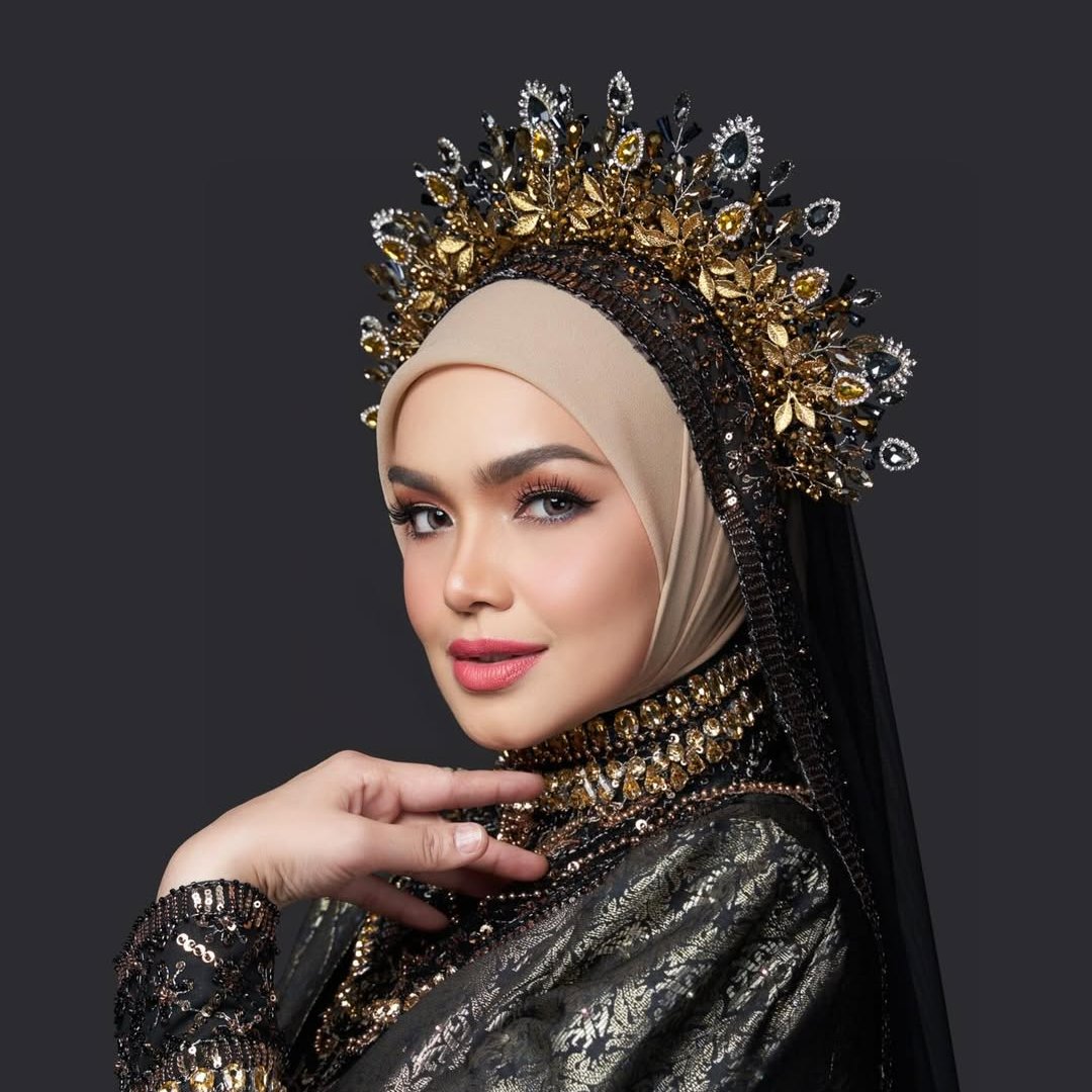 cartapop's tweet photo. Dato' Sri Siti Nurhaliza makes history as she peaks at #3 on Spotify Weekly Top Artists chart, becoming the first Malaysian artist ever to break into the Top 3 in the chart's history. https://t.co/3pBhjvTCcn