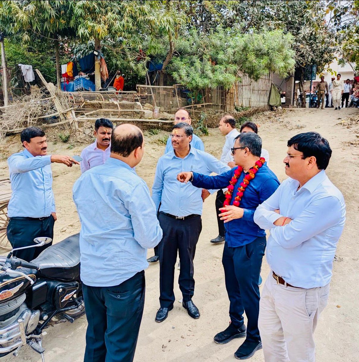 IasAlok's tweet photo. आज मथुरा में प्रस्तावित राया अर्बन सेंटर एवं हैरिटेज सिटी परियोजना की प्रगति को गति देने के उद्देश्य से परियोजना स्थलों का स्थलीय निरीक्षण किया।सबसे पहले राया अर्बन सेंटर में  NHAI द्वारा प्रस्तावित लिंक कॉरिडोर एवं यमुना नदी पर प्रस्तावित सिग्नेचर ब्रिज का स्थल निरीक्षण औद्योगिक भू-उपयोग किया तथा अधिकारियों से परियोजना की वर्तमान स्थिति और आगे की कार्ययोजना पर विस्तार से चर्चा की। इसके पश्चात प्रस्तावित हैरिटेज सिटी परियोजना के शीघ्र क्रियान्वयन हेतु दिशानिर्देश दिए और वहां प्रस्तावित विकास कार्यों की तैयारियों के संबंध में विस्तृत जानकारी प्राप्त की।