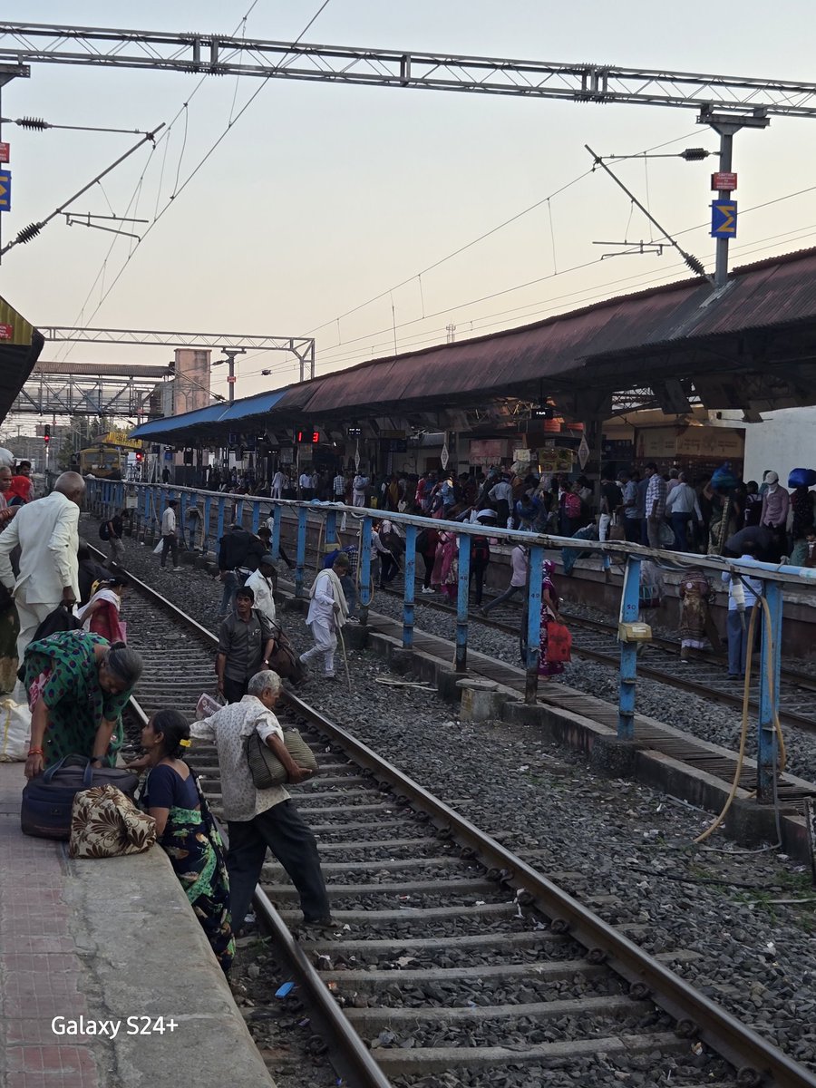 SmileHarty's tweet photo. Welcome to #Somnath in 2026
Railway station with no escalator, lift or a ramp.
Despite of Pf1 being empty , train forcefully lands at pf2&amp;3. 
Ppl from India visit this sacred place and go back with such memories. Senior citizen struggle to reach outside
@AshwiniVaishnaw @DRM_BVP https://t.co/99ih4s68n5