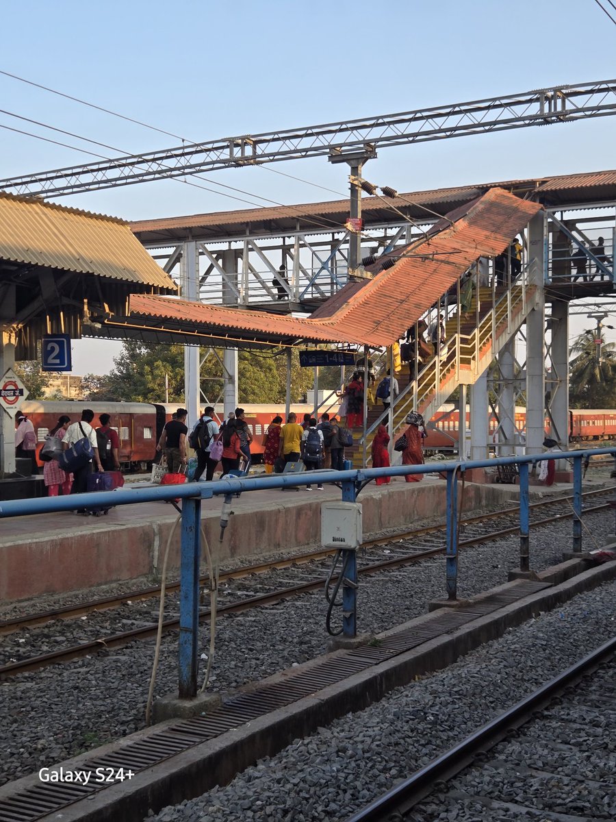 SmileHarty's tweet photo. Welcome to #Somnath in 2026
Railway station with no escalator, lift or a ramp.
Despite of Pf1 being empty , train forcefully lands at pf2&amp;3. 
Ppl from India visit this sacred place and go back with such memories. Senior citizen struggle to reach outside
@AshwiniVaishnaw @DRM_BVP https://t.co/99ih4s68n5