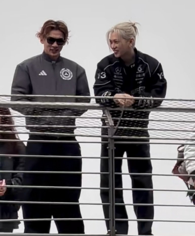 felix will explode if he's unable to make at least one new friend at every event he goes to 😭

#FELIX_F1_ChineseGP