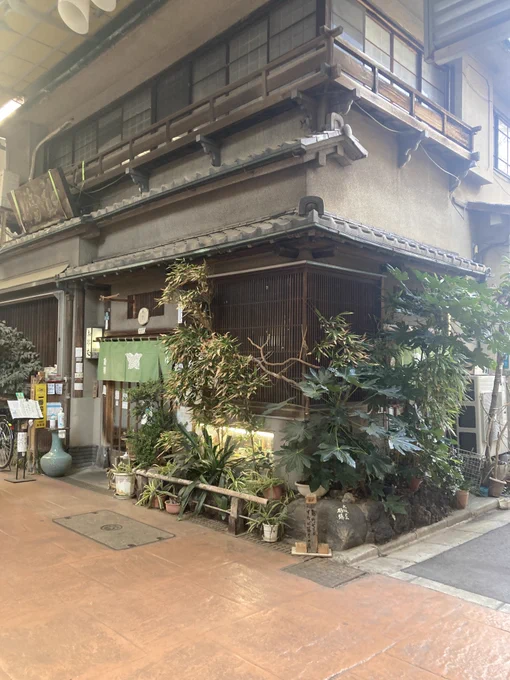 昔のお風呂屋さんからある中之島弁財天さまにおまいりして たぬきを見つけたりお味噌と梅干し佃煮を買ったり 老舗のお蕎麦屋さんもあるよ ジョイフル三ノ輪良いところ