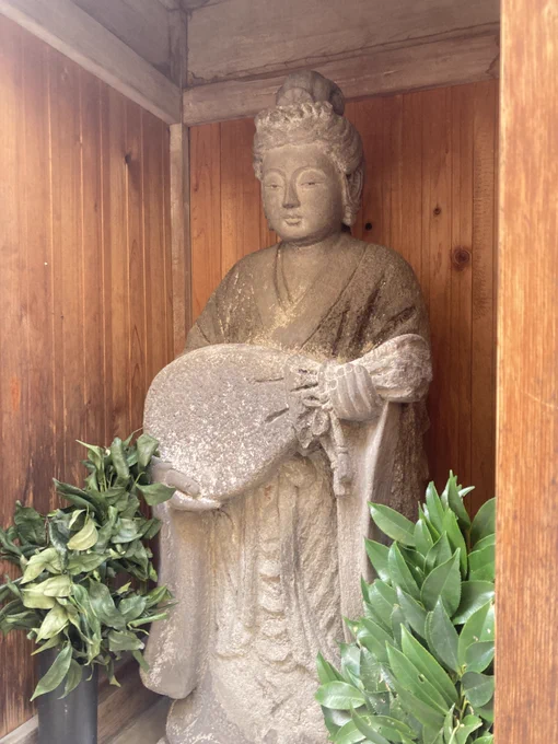 昔のお風呂屋さんからある中之島弁財天さまにおまいりして たぬきを見つけたりお味噌と梅干し佃煮を買ったり 老舗のお蕎麦屋さんもあるよ ジョイフル三ノ輪良いところ