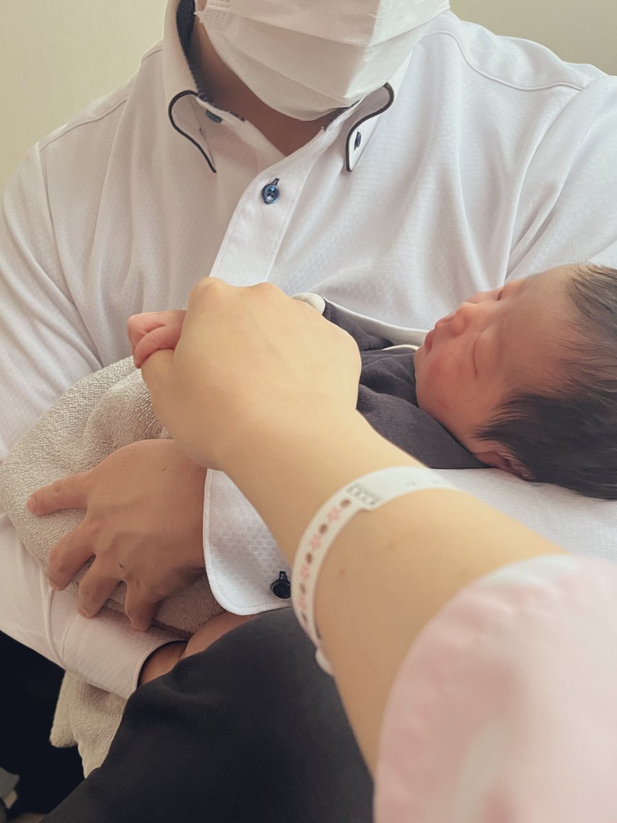 she_si_chan's tweet photo. SHE'Sの曲を聴きながら生まれた娘👶🏻🌸
これからも手を取り合って、光の射す方へ歩んでいけますように🤝🏻

自分のためだけじゃなくて、
誰かのために生きるのもGoodLife~￼😌🍃

 #SHE_S_GoodLife https://t.co/XNRdvWzkRc