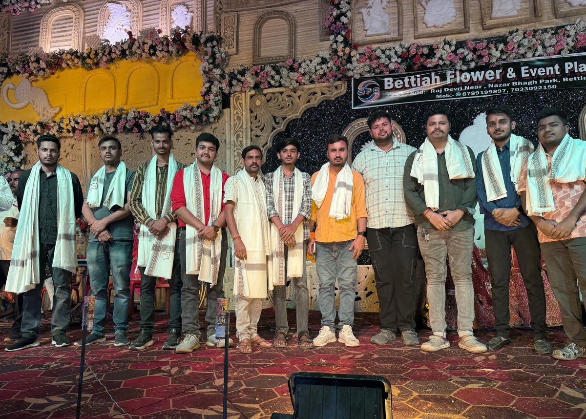 Rotibankbettiah's tweet photo. 'रोटी बैंक बेतिया' के लिए सचमुच एक दिल को छू लेने वाला दिन था, क्योंकि हमें '#हरिवाटिका_शिव_मंदिर_विवाह_समिति' द्वारा आयोजित एक सुंदर #सामूहिक_विवाह समारोह में शामिल होने का सौभाग्य मिला। 
💖 शिव मंदिर के पवित्र वातावरण में 15 युवतियों ने प्यार और साथ के अपने नए सफर की शुरुआत की। https://t.co/PP9aFhbvlK