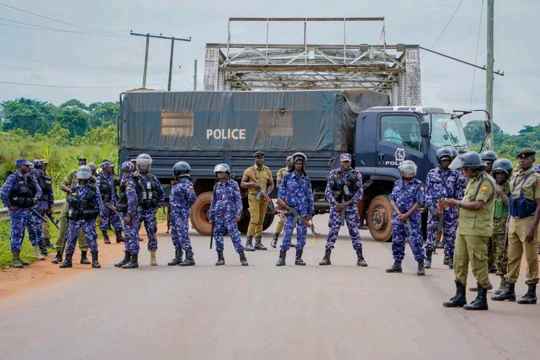 rkalyes1's tweet photo. ๐ฅ Now that @HEBobiwine has left the country. What are @UgUpdf & @UgandaPolice256 going to be doing!
๐ฅ At least UPDF has contracts but brace yourselves for the Uganda police.
๐ฅ Don't come to the roads with expired licenses.
๐ฅ Make sure you pay all outstanding traffic dues! https://t.co/0Y3YaIsdBW