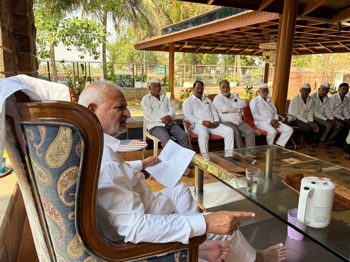 kokate_manikrao's tweet photo. मौजे मुसळगाव व गुळवंच येथील प्रकल्प���्रस्त शेतकऱ्यांची भेट; प्रलंबित मागण्या, अडचणी व अपेक्षांवर सकारात्मक चर्चा !

मौजे मुसळगाव व गुळवंच (ता. सिन्नर, जि. नाशिक) येथील प्रकल्पग्रस्त शेतकरी व स्थानिक नागरिकांनी प्रत्यक्ष भेट घेऊन त्यांच्या प्रलंबित मागण्या, अडचणी व अपेक्षा याबाबत सविस्तर चर्चा केली.

या भागातील शेतकऱ्यांच्या जमिनी सुमारे २५ वर्षांपूर्वी SEZ प्रकल्पासाठी संपादित करण्यात आल्या होत्या. मात्र शासन निर्णयानु���ार प्रकल्पग्रस्त शेतकऱ्यांच्या काही महत्त्वाच्या मागण्या अद्यापही प्रलंबित असल्याची बाब त्यांनी यावेळी मांडली.

सध्या रतन इंडिया पॉवर प्लांट हा प्रकल्प महाजेनकोकडून हस्तांतरित होऊन १ मार्च २०२६ पासून प्रत्यक्ष कार्यान्वित झालेला असल्याने प्रकल्पग्रस्तांच्या मागण्यांवर सकारात्मक तोडगा निघावा, अशी अपेक्षा शेतकरी बांधवांनी यावेळी व्यक्त केली.

मुसळगाव प्रकल्पग्रस्त शेतकऱ्यांच्या प्रमुख मागण्या पुढीलप्रमाणे :
📌 शासन निर्णयानुसार १५% औद्योगिक भूखंड व ५% वाणिज्य वापराचा विकसित भूखंड उपलब्ध करून देण्यात यावा.
📌 प्रकल्पग्रस्त शेतकऱ्यांच्या वारसांना (मुले, नातू व कुटुंबातील सदस्य) त्यांच्या शिक्षणानुसार योग्य पदावर कायमस्वरूपी नोकरी देण्यात यावी.
📌 प्रकल्पासाठी लागणाऱ्या विविध पदांवर व कामांमध्ये मुसळगाव येथील युवकांना शिक्षण व पात्रतेनुसार प्रथम प्राधान्य देण्यात यावे.
📌 सध्या प्रकल्पात कार्यरत असलेल्या प्रकल्पग्रस्त कामगारांना कायमस्वरूपी नोकरी देण्याबाबत सकारात्मक निर्णय घ्यावा.
📌 प्रकल्पामुळे निर्माण होणाऱ्या ठेके, सेवा व इतर प्राथमिक गरजांमध्ये मुसळगाव येथील प्रकल्पग्रस्तांना प्रथम प्राधान्य देण्यात यावे.

प्रकल्पासाठी आपली जमीन दिलेल्या शेतकरी कुटुंबांना न्याय मिळणे हा त्यांचा अधिकार आहे. शासनाचा भाग म्हणून व लोकप्रतिनिधी म्हणून या सर्व मागण्या, अडचणी व अपेक्षांबाबत संबंधित प्रशासन व कंपनी स्तरावर सकारात्मक पाठपुरावा करून प्रकल्पग्रस्तांना न्याय मिळवून देण्यासाठी प्रयत्न करण्यात येतील, अशी ग्वाही यावेळी दिली.

@CMOMaharashtra @mahancpspeaks @bharanemamaNCP

#manikraokokate #maharashtragovernment #ncpmaharashtra #ajitdadapawar