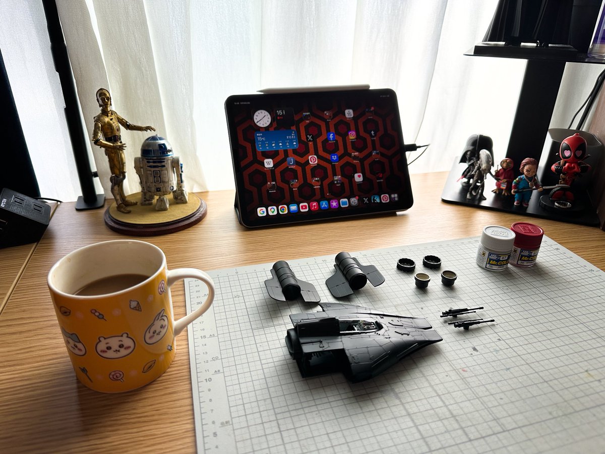 Ani_Kuzunishi's tweet photo. 基本色の塗装開始。真っ白なイメージではないのでC97（灰色9号）にイエローを数滴垂らしてみた。部分的に下地をうっすら残し気味に吹いたので、落ち着いたトーンになった。気がする。とりあえずじっくり乾燥させてからあずき色を吹く予定。
#mpc #AWing #StarWars https://t.co/4rCGgdmeTX