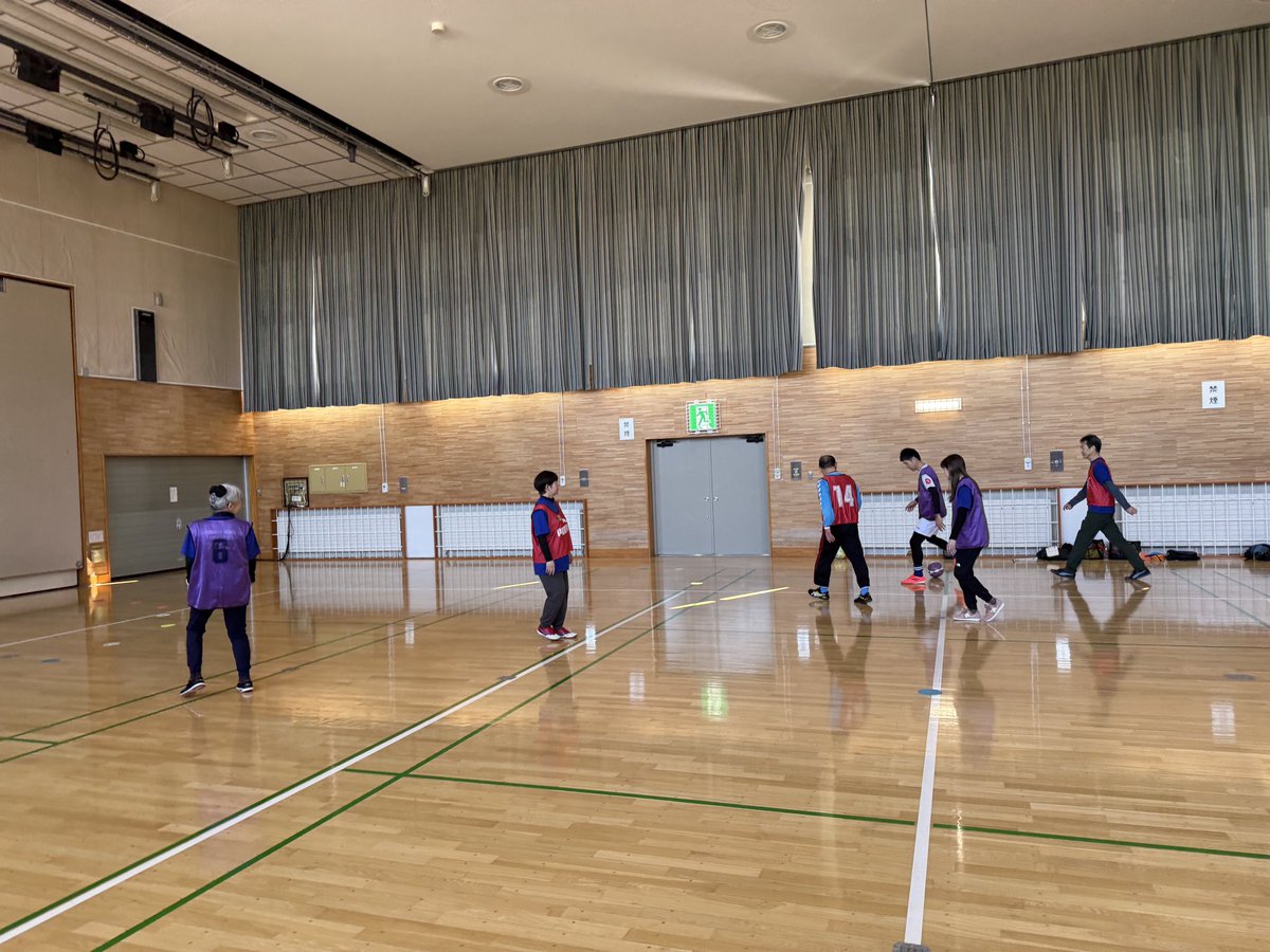 SapporoWFC's tweet photo. 今日の #ウォーキングフットボール は手稲コミセンにて12名で開催！
今回は初心者メンバーの上達が特に目立った回でした✨トラップ、パス、ポジション取りと様々な面で上手くなっており、どんどん良くなるのを見ていてこちらも楽しいです😊
皆さらに上手くなれるよう練習メニューも工夫したいですね！ https://t.co/G8OWYIJHc6