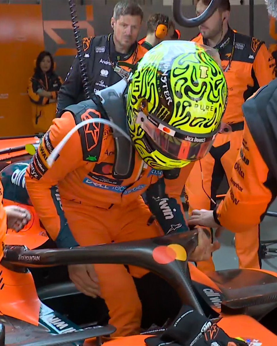 FormulaWorldita's tweet photo. Lando Norris failed to leave the garage due to electronic issues. He will start from the Pitlane.

#f1 #chinesegp https://t.co/QNbiuNnWHB