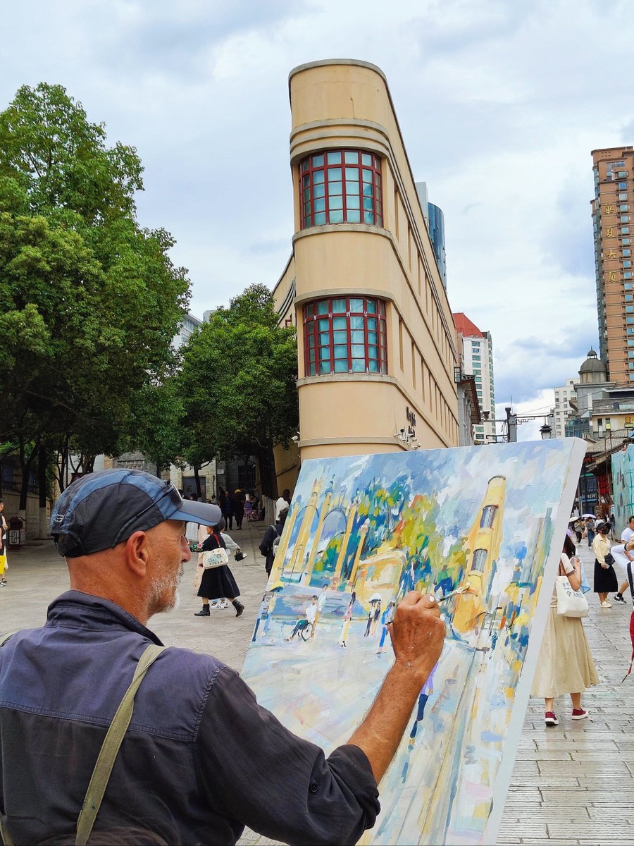 Luckyba99792419's tweet photo. "Spotted: A street artist adding color to the gray—brushes flying, crowd pausing, magic happening. " https://t.co/Q2v4O3Vq3d