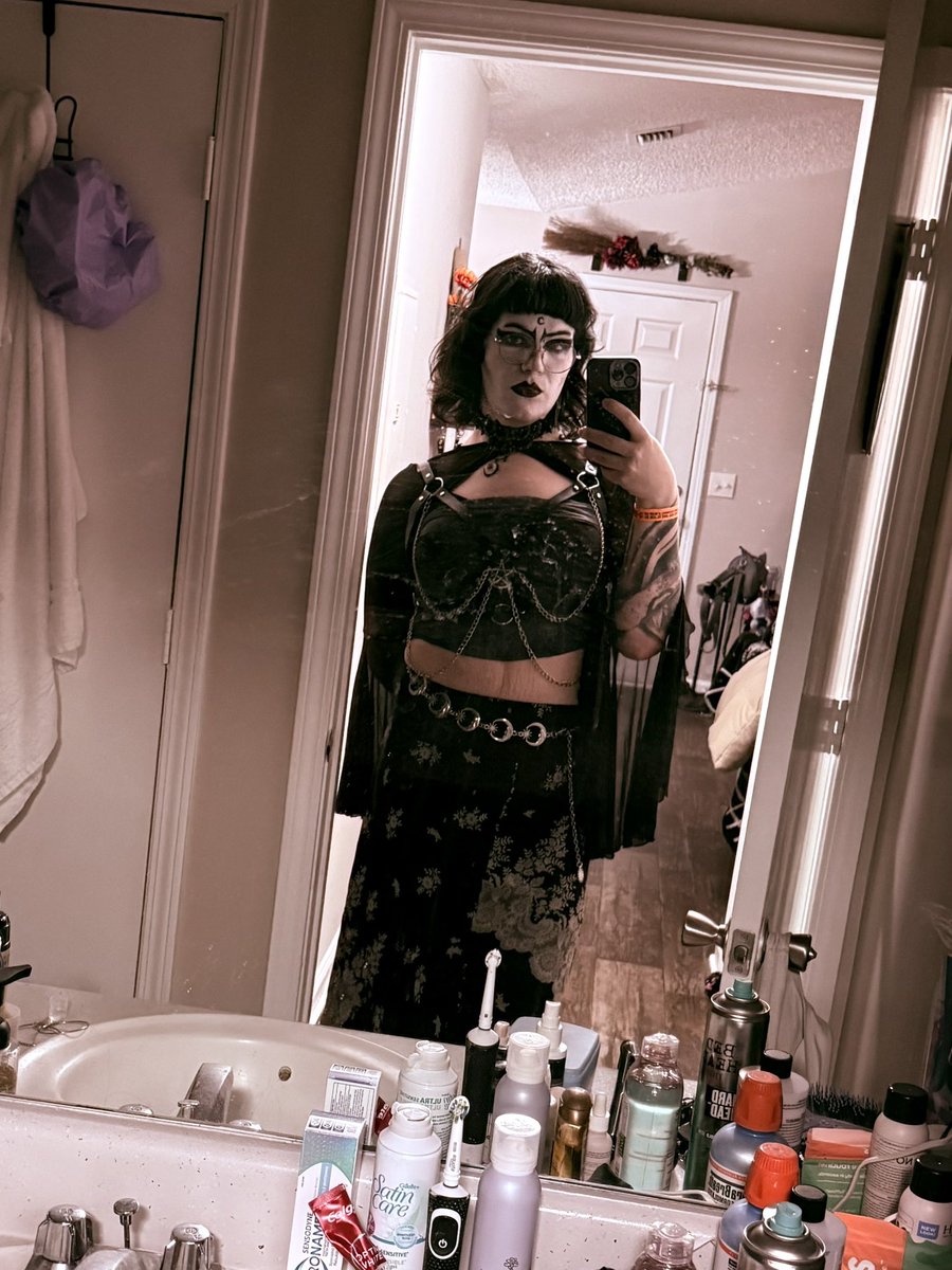 Daemonssource's tweet photo. Don’t mind my dirty mirror, I got a new harness 🥰🥰🥰 https://t.co/gLXkkdbO7c