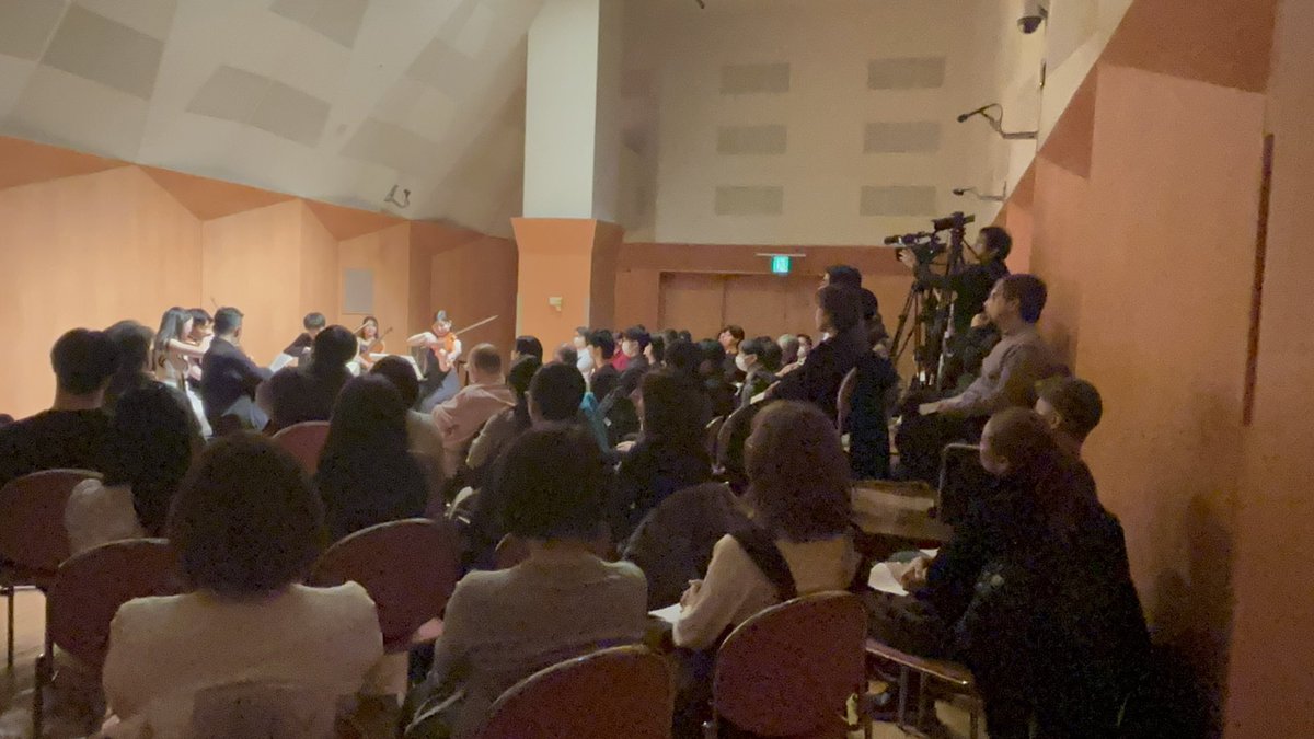 tarouemura's tweet photo. 門下コンサート昼の公演も夜の公演も満員のお客様に来て頂きましてありがとうございました。
私はモーツァルトの弦楽五重奏全六曲を生徒と一緒に弾かせて頂きました。
若々しい頃の作品から後期の深淵で内省した世界まで「美しい音楽の先にあるもの」を披露できたかと思います。
アンコールは全員で！ https://t.co/zNJbt5Lglt