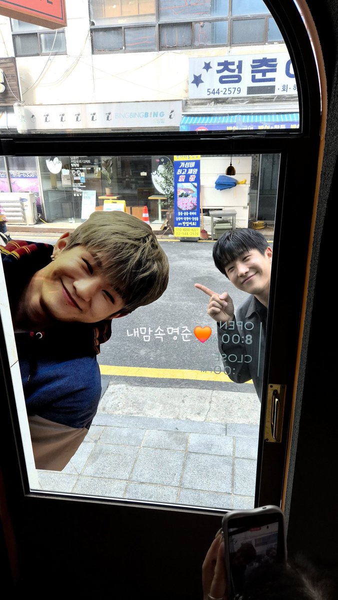 astro_aroha5's tweet photo. 진우야 생일 축하해💚
직접 만나서 생일축하노래 불러줄수 있어서 행복했어♡
진우가 해준 저메추는 청담25 에 미역국이였는데 거기 휴무...
다음기회에😭
사랑한다 우리 진우🫶
#jinjin #진진 #ASTRO
#우리최고의리더_진진_생일축하해 https://t.co/QvZalvBQFH