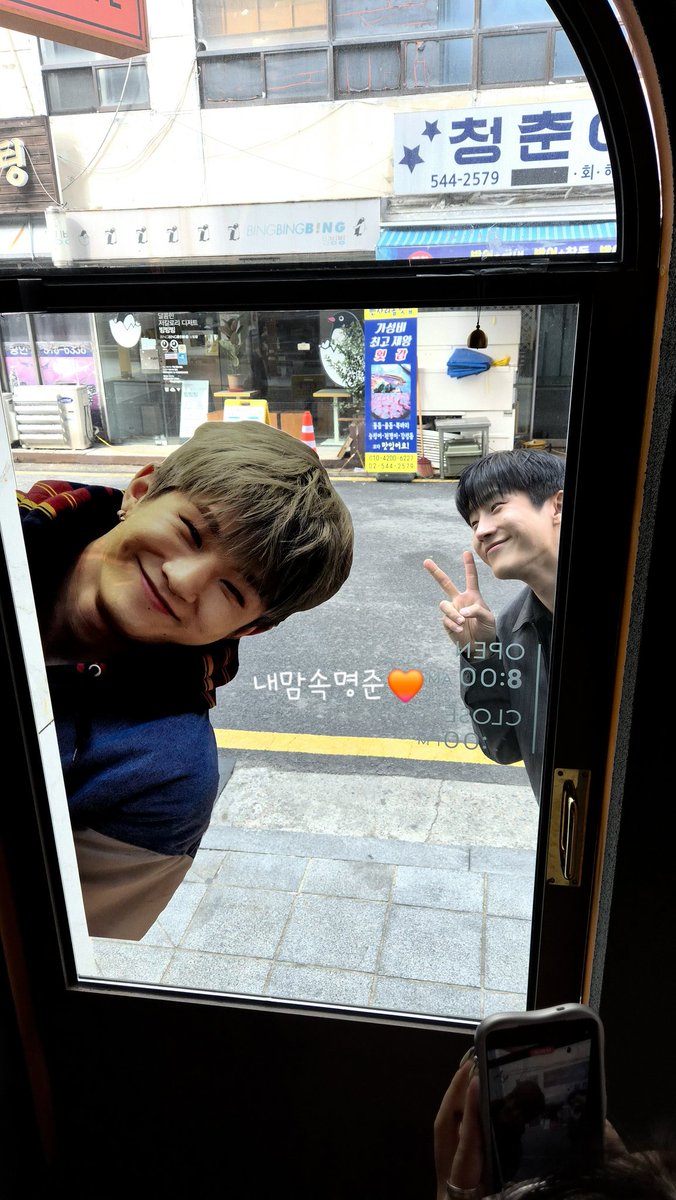 astro_aroha5's tweet photo. 진우야 생일 축하해💚
직접 만나서 생일축하노래 불러줄수 있어서 행복했어♡
진우가 해준 저메추는 청담25 에 미역국이였는데 거기 휴무...
다음기회에😭
사랑한다 우리 진우🫶
#jinjin #진진 #ASTRO
#우리최고의리더_진진_생일축하해 https://t.co/QvZalvBQFH
