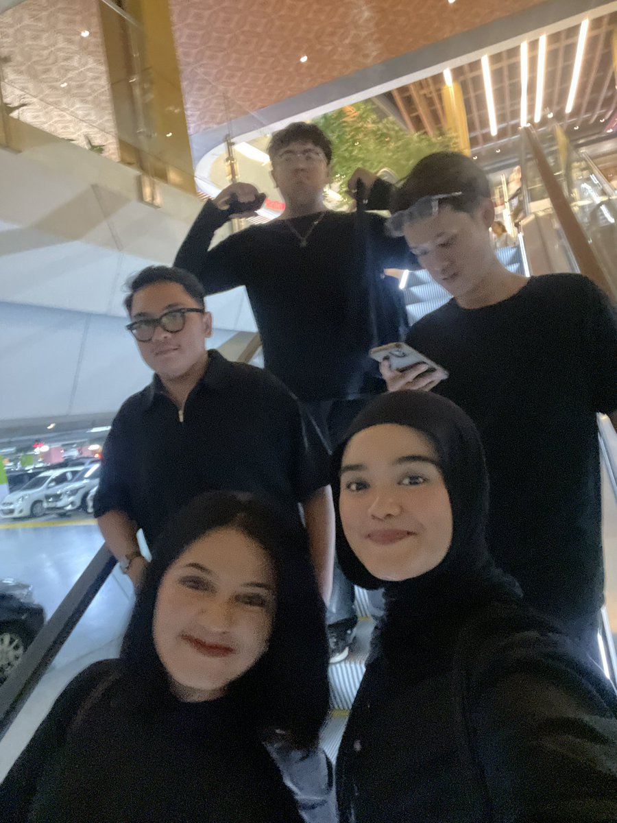 ayyzzuykedua's tweet photo. kelas 11 temenan dari yang banyakan, 8 tahun kemudian jadi berlima aja TAPIIIII formasi ini malah very very luvvthsss 🥹 semoga akur selamanya ya [PLIS BANTU AMIIINNN HAHAHA] walau olways gonjang ganjing &amp; ada masanya tp u guys selalu ada dihatiku tau #infoaja ahuyyy 💋🤩💌 https://t.co/5Af6Z94tE4