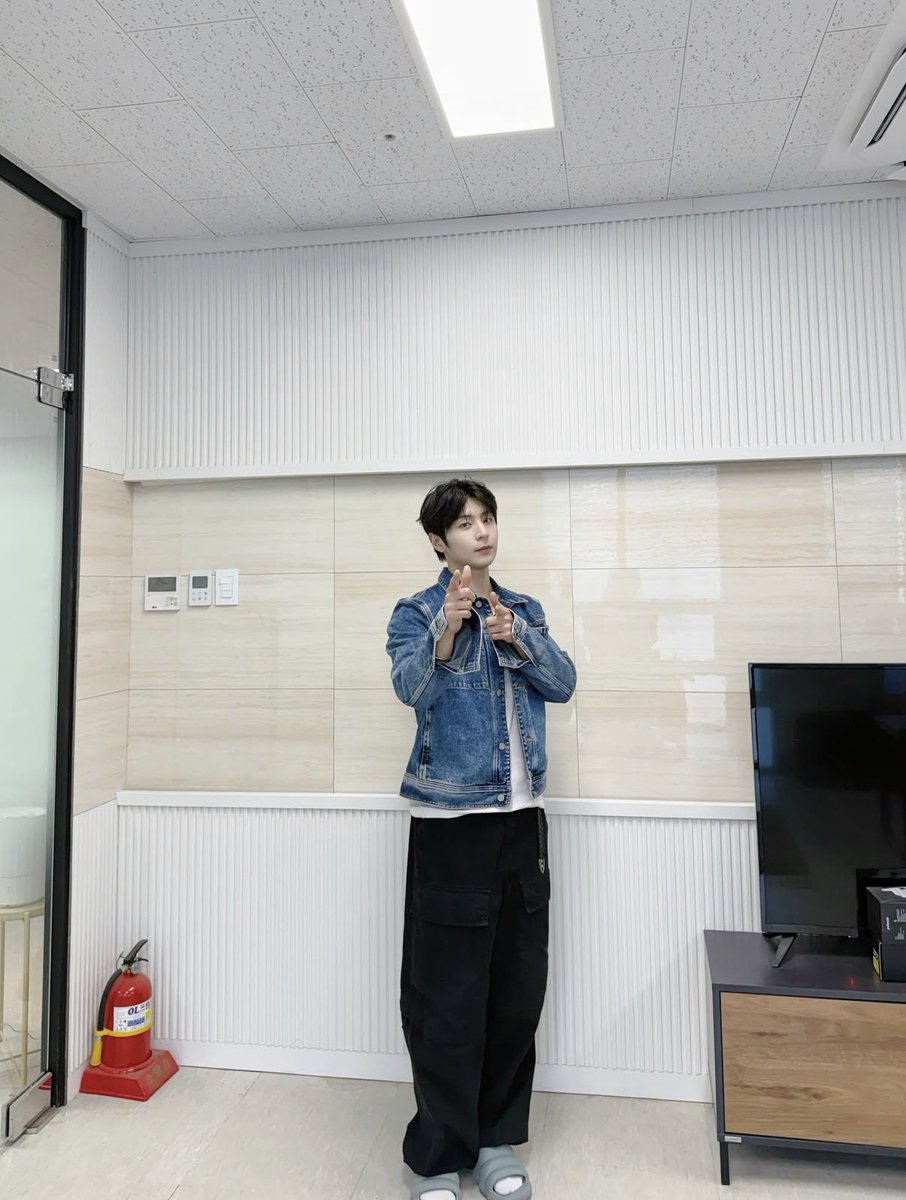 WaPuhx2's tweet photo. 아 또 슬리퍼 https://t.co/CkRri1SUYi