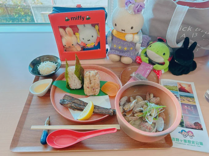 吉野ヶ里歴史公園でお昼に食べた古代貝汁御膳。佐賀の特産や古代米のおむすびなどヘルシーな味付けで美味しかったです。あさりも食べて貝出さないと汁飲めん!てぐらいふんだんに入ってました。 (アサリは今は中国産らしい)