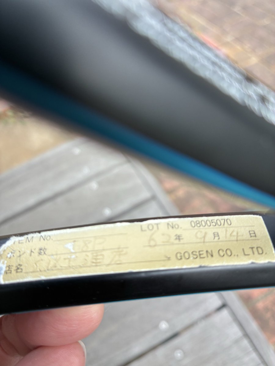 リサイクルショップで700円で買った謎のラケット。

貼り替えシールをみると40年前ぐらいのものみたいだけど、検索しても何も情報がない…🤔

打ってみると現行のラケットと遜色ない。
というか、むしろめちゃくちゃ打ちやすくて、最近これしか使ってない。

情報求む。

#DUNLOP #tennis