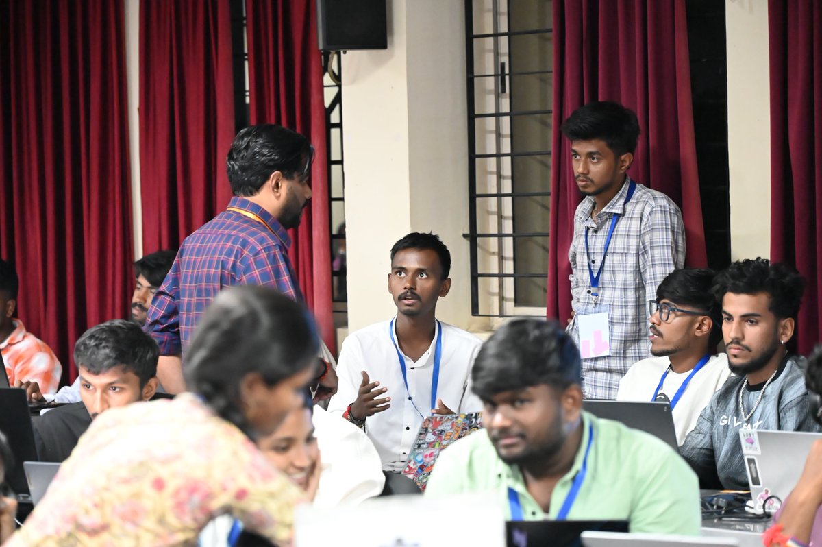 safecloak's tweet photo. #SafeCloak was proud to be a #Startup Partner & Sponsor at the #HackforHire #Hackathon organized by @Anvesana at #PESITM #Shivamogga.
Amazing energy from students across #Karnataka solving real-world startup challenges. Congrats to Team Cronix, winners of the SafeCloak Challenge! https://t.co/divRI3JPnc
