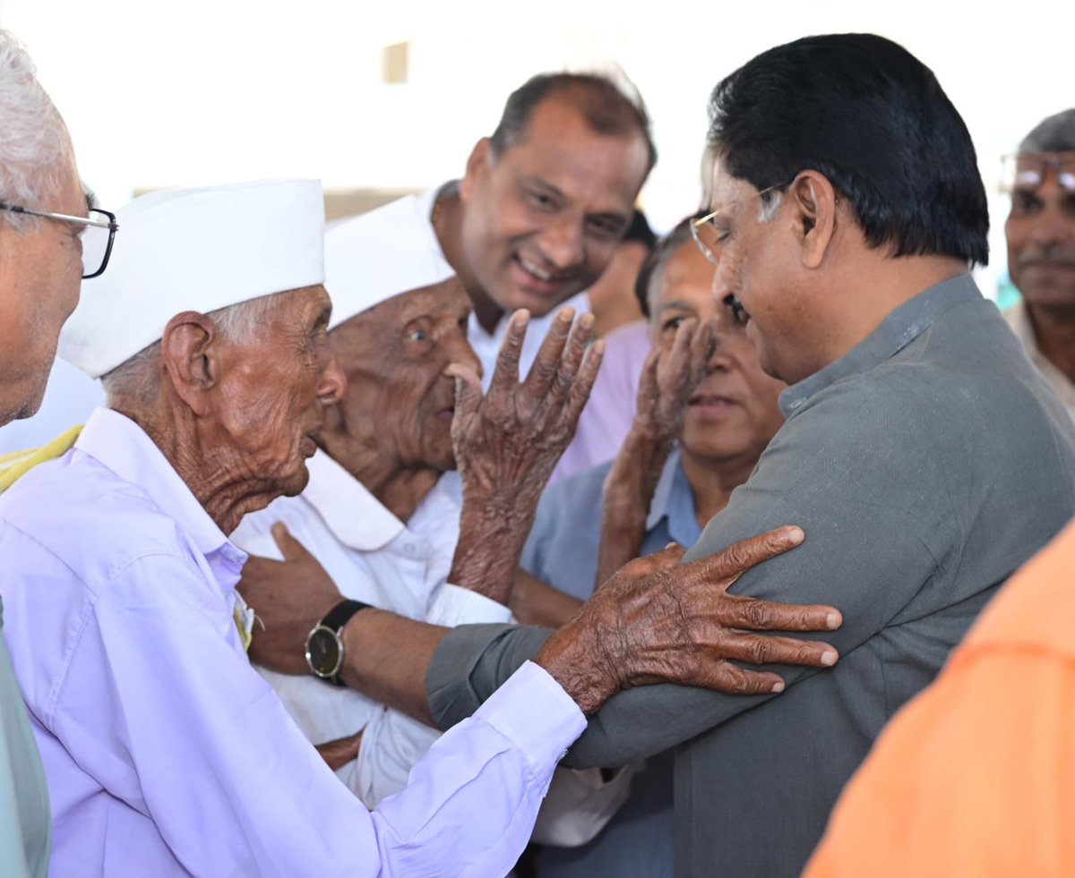 વડીલોના સ્નેહભર્યા સ્પર્શમાં જીવનના સંસ્કાર અને માર્ગદર્શન છુપાયેલું હોય છે!