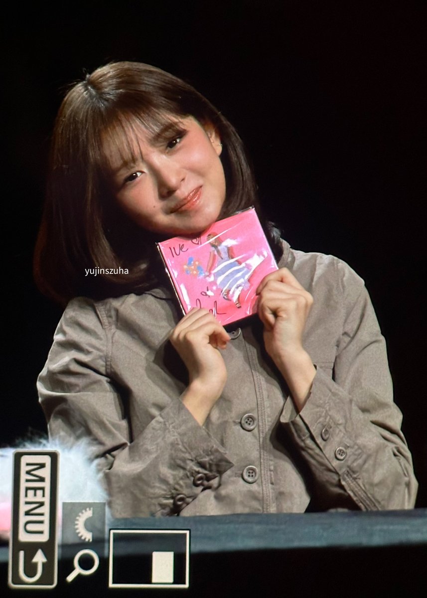 260315 REI IVE APPLE MUSIC FANSIGN

Rei was so excited to receive the CD and she took it home with her ! 
hopefully she will see the video! 🩷
I’m glad you liked the gift rei 🥹🥰

#REIXPINK #IVE #아이브 #레이 #REI #レイ <a href="/IVE_twt/">IVE</a> <a href="/pinkpantheress2/">pinkpantheress</a>