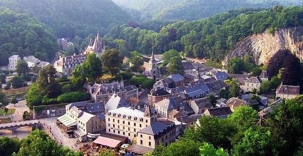 euro_tour's tweet image. 🇧🇪ベルギー、デュルビュイ『世界で一番小さい、おとぎ話の町✨』　グルメの里として有名です。本格的なアルデンヌ料理が楽しめます！ウルト川はカヌー・カヤックを楽しむのに最適です♪ #デュルビュイ #Durbuy #Kayak
👉visitardenne.com/en/best-ardenn…
➡ベルギーのホテル：euro-tour.co.jp/luxury-hotel/b…