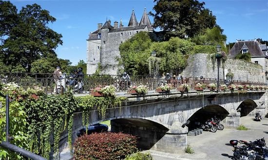 euro_tour's tweet image. 🇧🇪ベルギー、デュルビュイ『世界で一番小さい、おとぎ話の町✨』　グルメの里として有名です。本格的なアルデンヌ料理が楽しめます！ウルト川はカヌー・カヤックを楽しむのに最適です♪ #デュルビュイ #Durbuy #Kayak
👉visitardenne.com/en/best-ardenn…
➡ベルギーのホテル：euro-tour.co.jp/luxury-hotel/b…