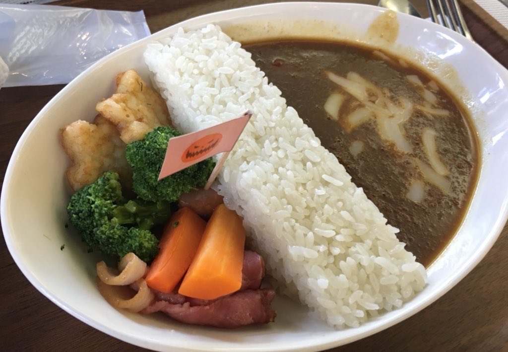 ManaitaBacon's tweet photo. この手の話を見ると
思い出す、カレーが💢

１枚目　子どものカレー
２枚目　私のカレー
３枚目　夫のカレー

私の人参
明らかに子どもの切れ端…
せっかくの外食なのに⁉️
って、悲しくなった。

お皿を確認しながら、
夫ではなく私の方に置いたのにも
モヤモヤ。

もう二度と行かないから、いいけど🙄 https://t.co/bBuOC8PHp3