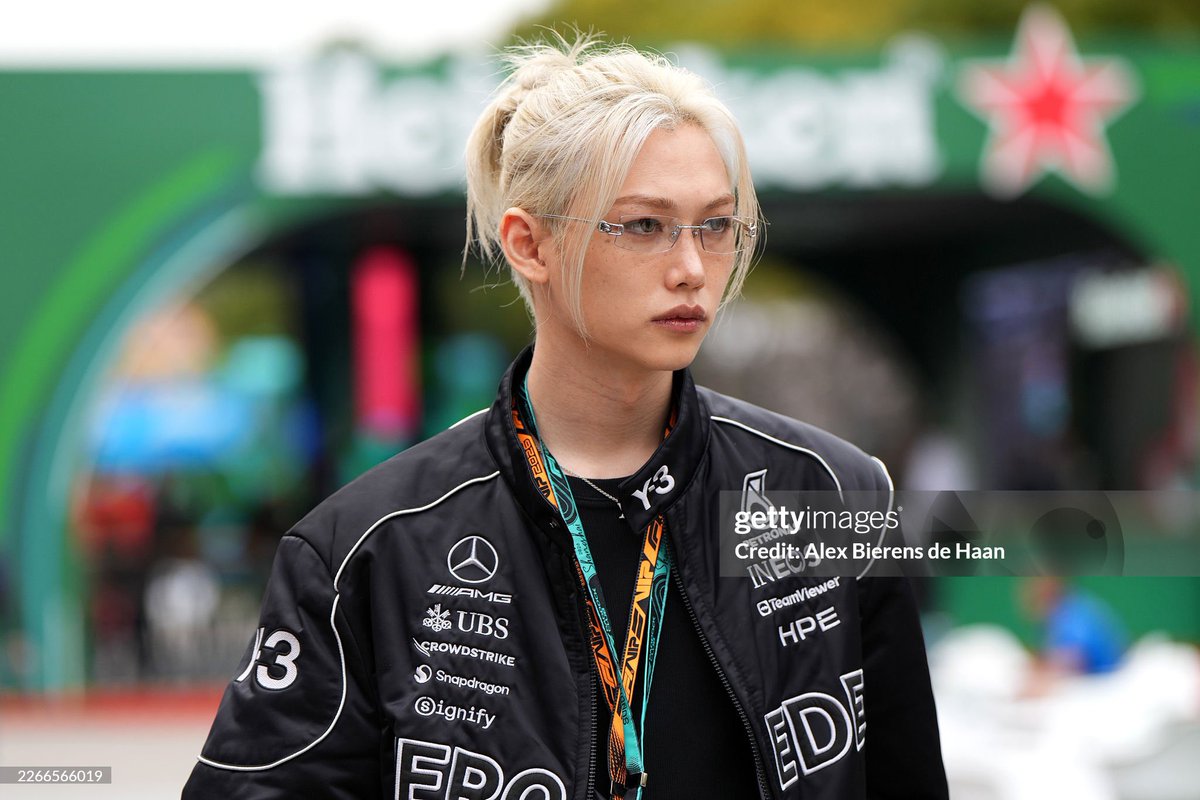 📸 #Felix est présent aujourd'hui au Grand Prix de Chine de F1, avec l'écurie Mercedes.

FELIX F1 CHINESE GRAND PRIX
#FELIX_F1_ChineseGP
#FELIXxAdidas
#StrayKids #스트레이키즈
<a href="/Stray_Kids/">Stray Kids</a>
