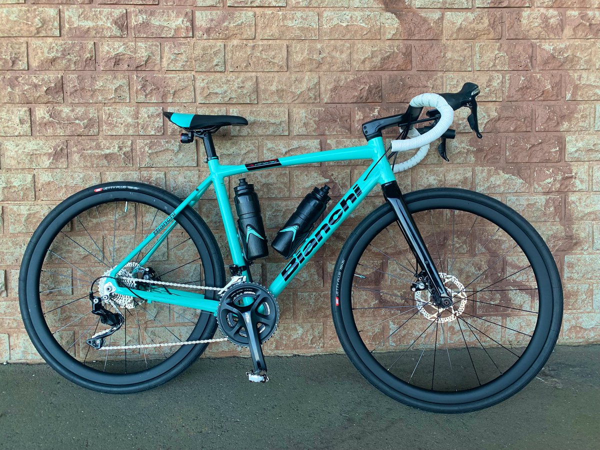 taiyo246's tweet image. オールロードという名前なら改造して速くできると思って、ホイールやハンドル変えて武装してみたけど、加速がモッサリしてる癖は完全には消えない
チェーンステー440mmってエスケープより長いし
でもおかげで直進安定性がずば抜けて高い
ロングライドで強いタイプだ
#Bianchi #via #nirone #allroad