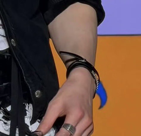 143R1KI's tweet photo. i also noticed that not only his neck but his hands were really red yesterday 😭 you can really tell he was giving his 200% on stage https://t.co/3y2coaY1h4