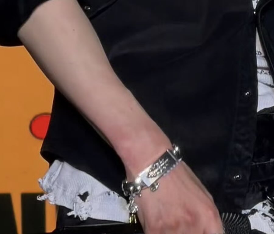 143R1KI's tweet photo. i also noticed that not only his neck but his hands were really red yesterday 😭 you can really tell he was giving his 200% on stage https://t.co/3y2coaY1h4