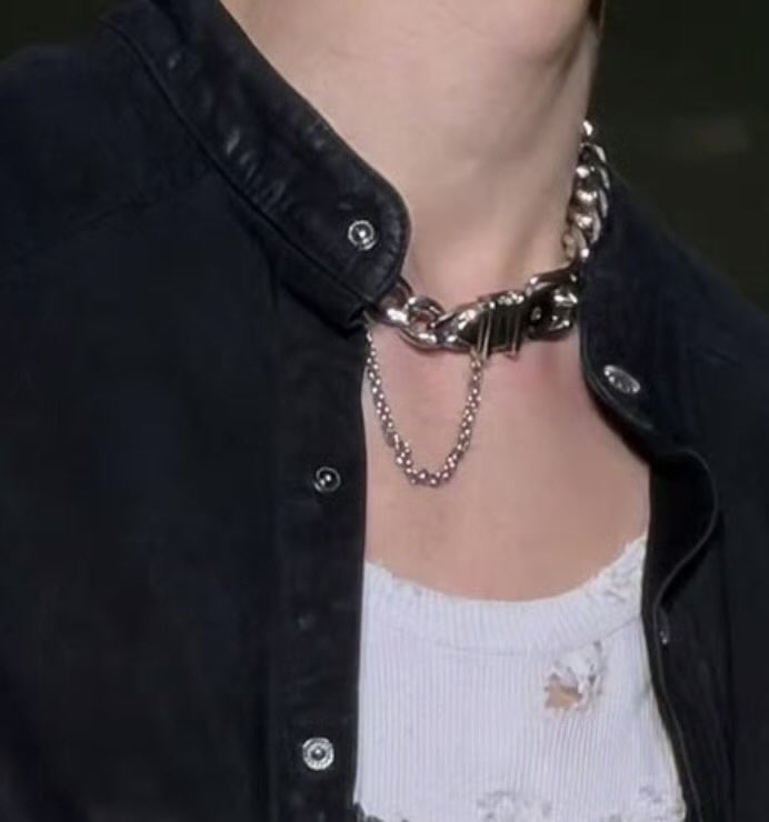 143R1KI's tweet photo. i also noticed that not only his neck but his hands were really red yesterday 😭 you can really tell he was giving his 200% on stage https://t.co/3y2coaY1h4